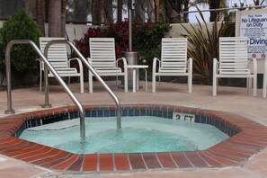 Outdoor spa tub - O'cairns Inn & Suites (Lompoc)
