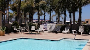 Piscine extérieure, chaises longues