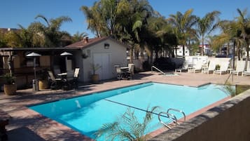 Outdoor pool, pool loungers