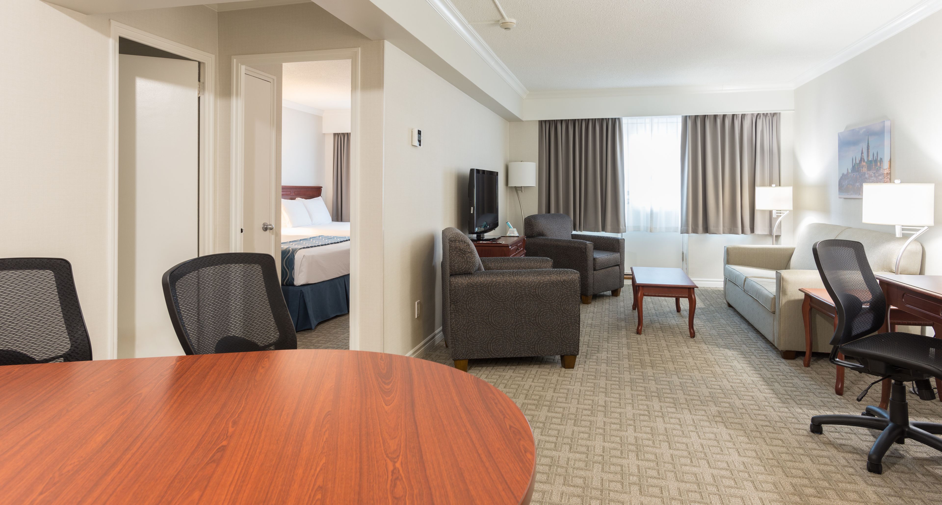 ห้องสวีท | ตู้นิรภัยในห้องพัก, โต๊ะทำงาน, ผ้าม่านกันแสง, เตารีด/โต๊ะรีดผ้า