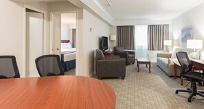 ห้องสวีท | ตู้นิรภัยในห้องพัก, โต๊ะทำงาน, ผ้าม่านกันแสง, เตารีด/โต๊ะรีดผ้า