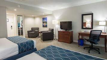 Standardrum - 2 queensize-sÀngar | VÀrdeförvaringsskÄp pÄ rummet, skrivbord och mörklÀggningsgardiner