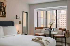 In-room safe, desk, blackout curtains, iron/ironing board - Capital Hill Hotel and Suites (Ottawa)