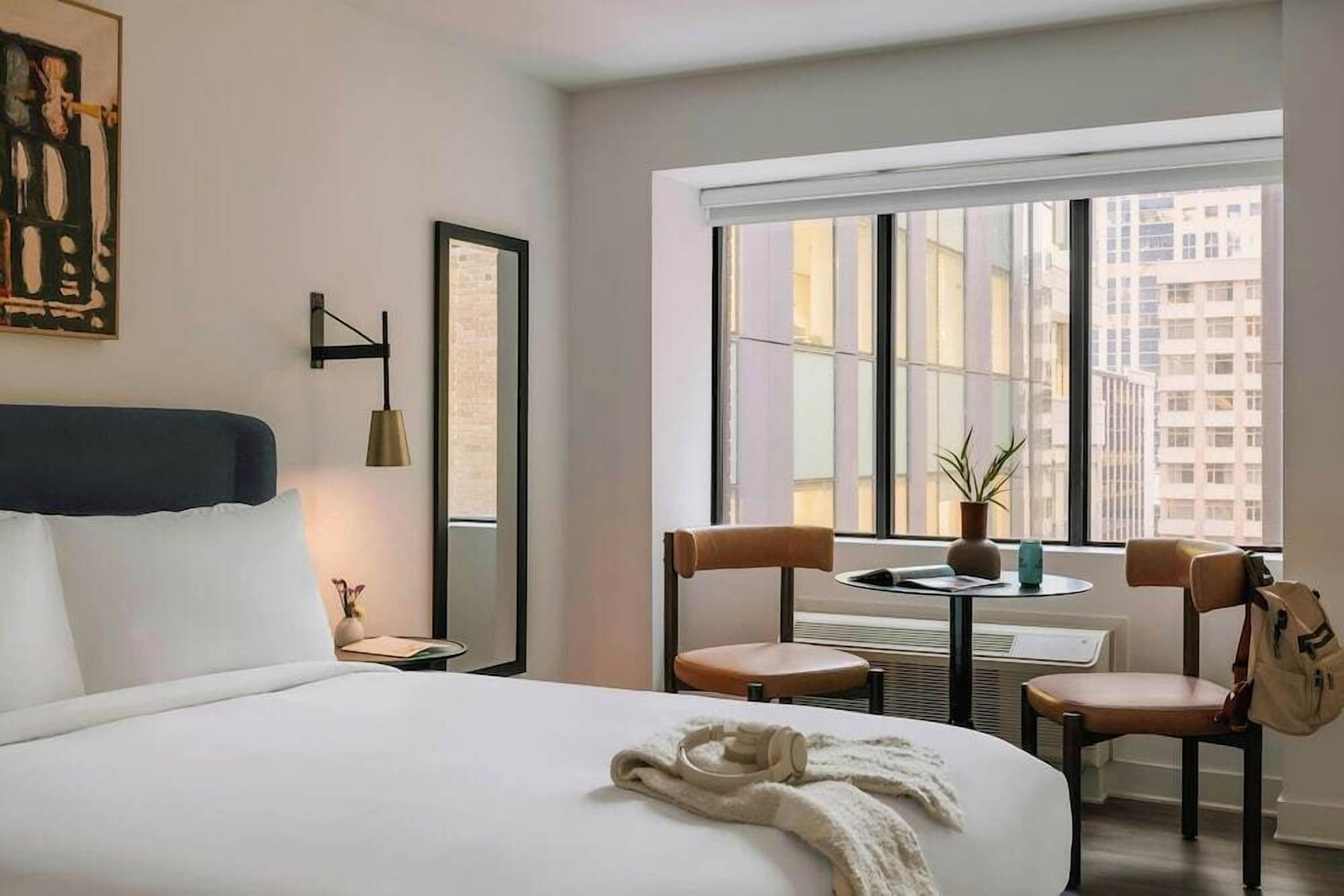 Zimmersafe, Schreibtisch, Verdunkelungsvorhänge, Bügeleisen/Bügelbrett