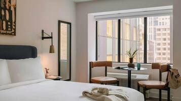 Zimmersafe, Schreibtisch, Verdunkelungsvorhänge, Bügeleisen/Bügelbrett