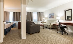 ห้องสวีท | ตู้นิรภัยในห้องพัก, โต๊ะทำงาน, ผ้าม่านกันแสง, เตารีด/โต๊ะรีดผ้า