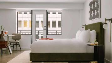 VÀrdeförvaringsskÄp pÄ rummet, skrivbord och mörklÀggningsgardiner