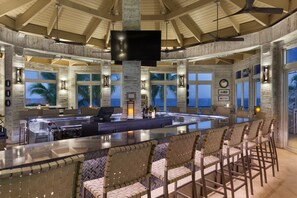 Stranduitzicht, serveert lunch, diner en happy hour