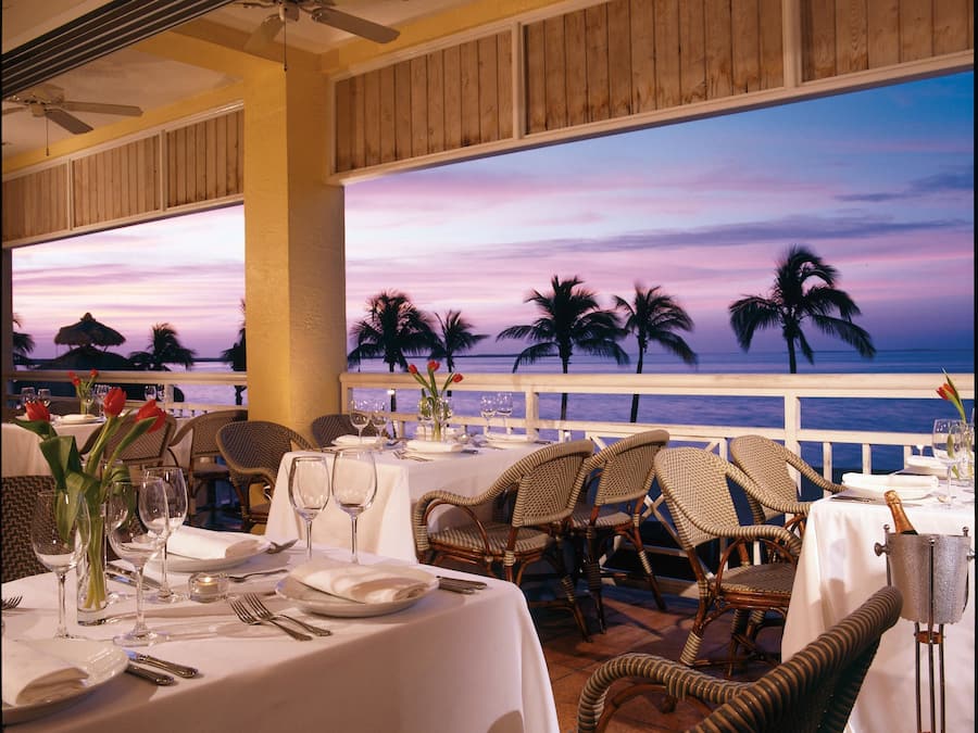 3 restaurants, serveren ontbijt, lunch, diner, Amerikaanse gerechten