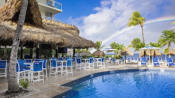 Bar junto a la piscina