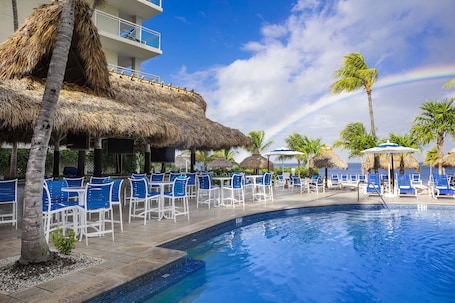 Poolside bar. Reefhouse Resort & Marina