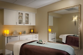 Body treatments, aromatherapy, hot stone massages, deep-tissue massages at Reefhouse Resort & Marina