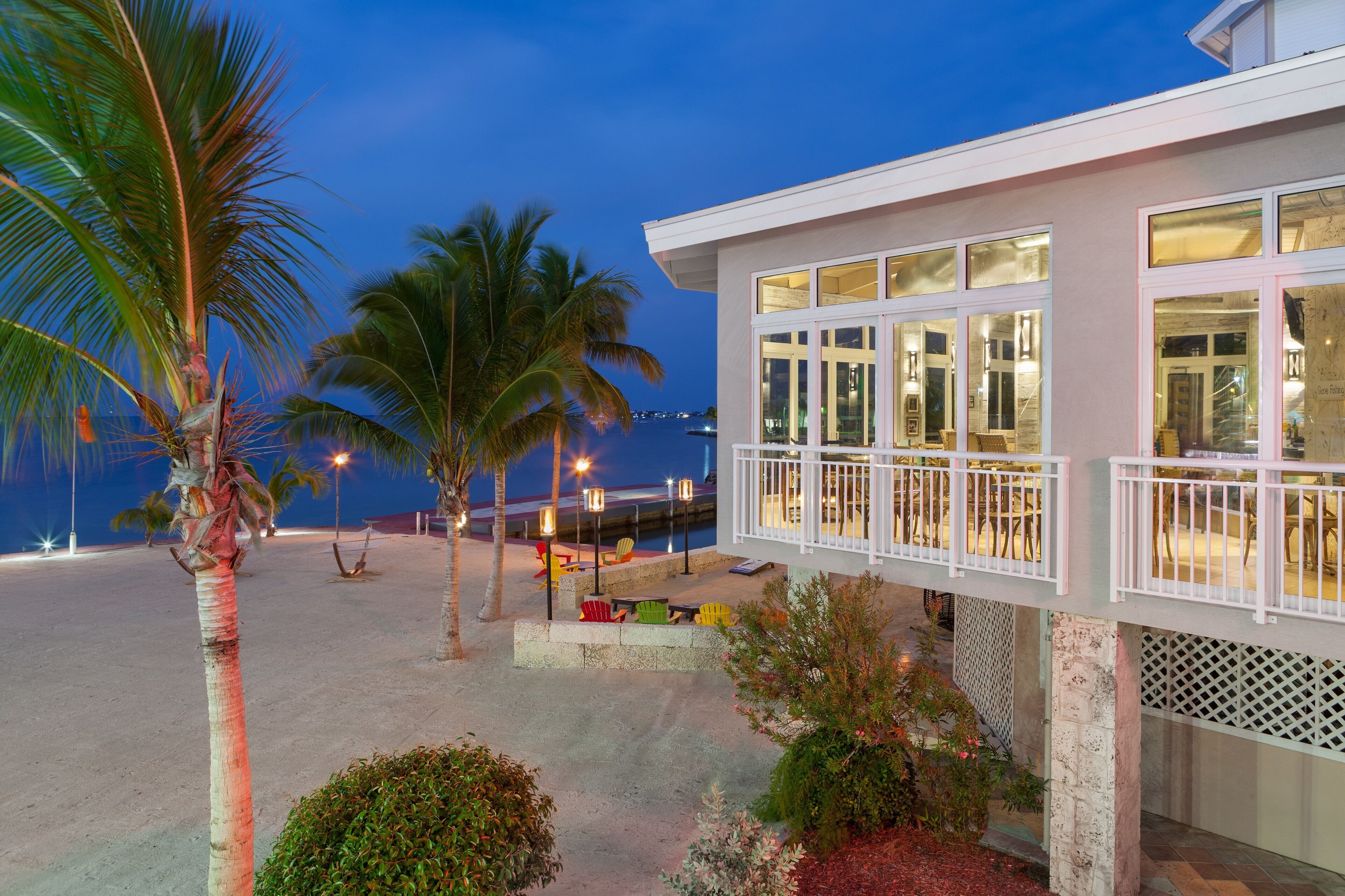 Beach views, serves lunch, dinner, and happy hour