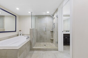 Penthouse, 1 Bedroom, Balcony, Beachfront | Bathroom | Combined shower/tub, free toiletries, hair dryer, towels at Reefhouse Resort & Marina