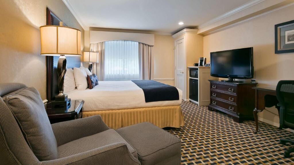 In-room safe, desk, laptop workspace, iron/ironing board