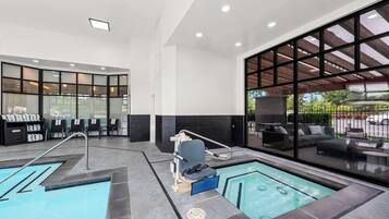 Innenpool, LiegestĂŒhle