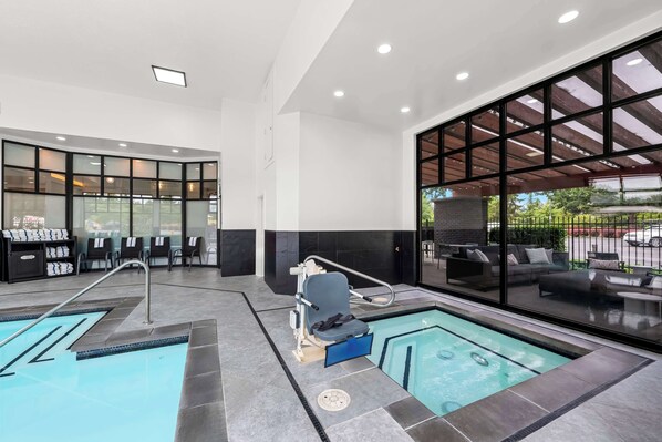 Piscine intérieure, chaises longues