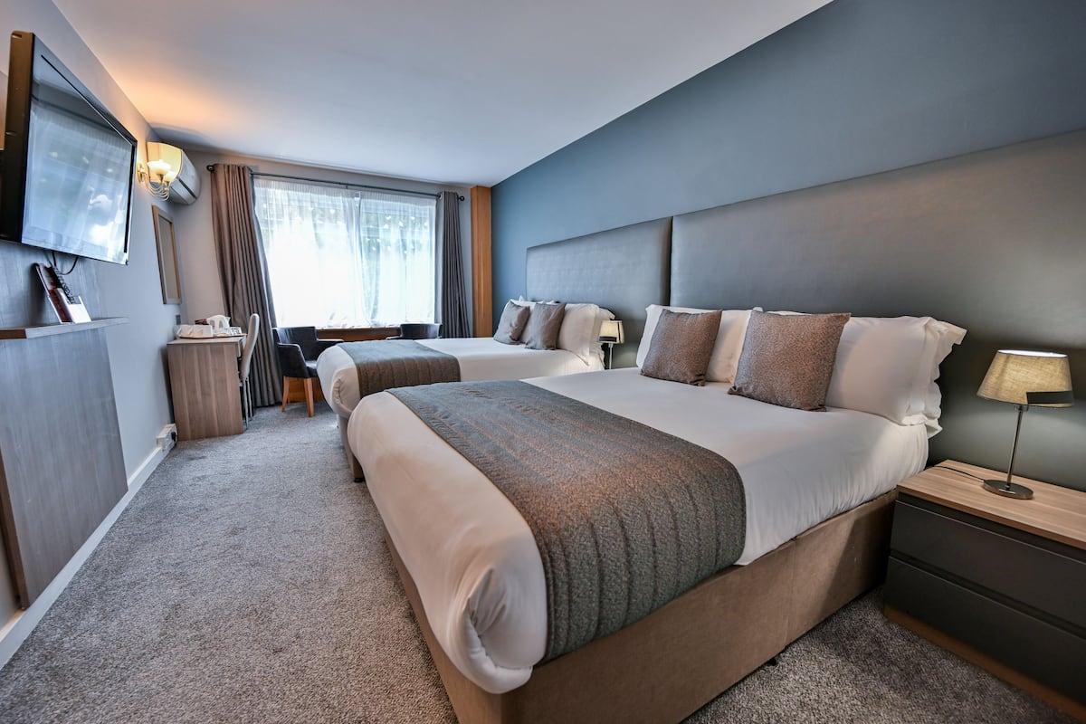 Vierbettzimmer | Minibar, Zimmersafe, Schreibtisch, laptopgeeigneter Arbeitsplatz