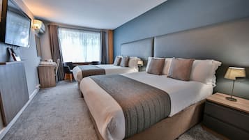 Quadruple Room | Minibar, in-room safe, desk, laptop workspace