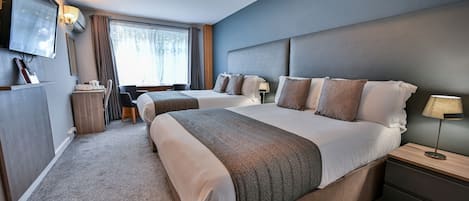 四人房 | 迷你吧、房內夾萬、書桌、手提電腦工作空間