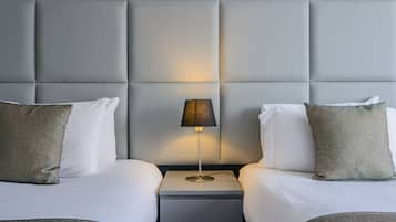 Minibar, pengeskab på værelset, skrivebord