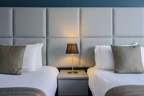 Minibar, värdeförvaringsskåp på rummet och skrivbord