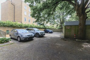 Parkeerplaatsen (voor GBP 25 per nacht)