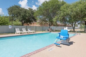 Una piscina al aire libre de temporada, cabañas de piscina gratuitas