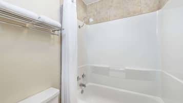 Combined shower/bathtub, free toiletries, hair dryer, towels