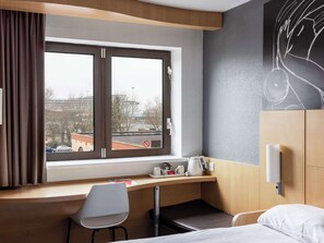 Zimmersafe, Schreibtisch, Bügeleisen/Bügelbrett, kostenlose Babybetten