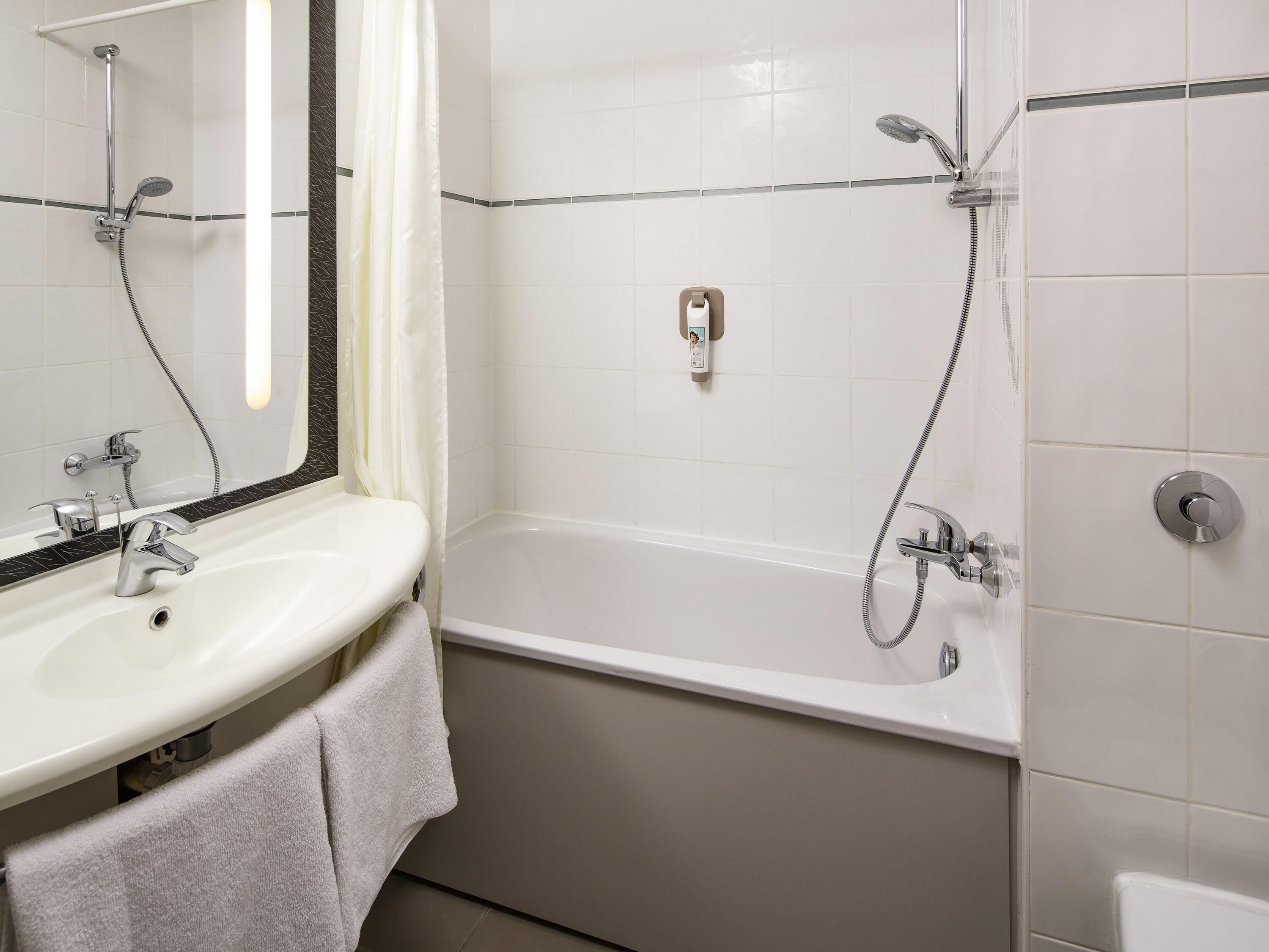 Caja de seguridad en la habitación y escritorio 