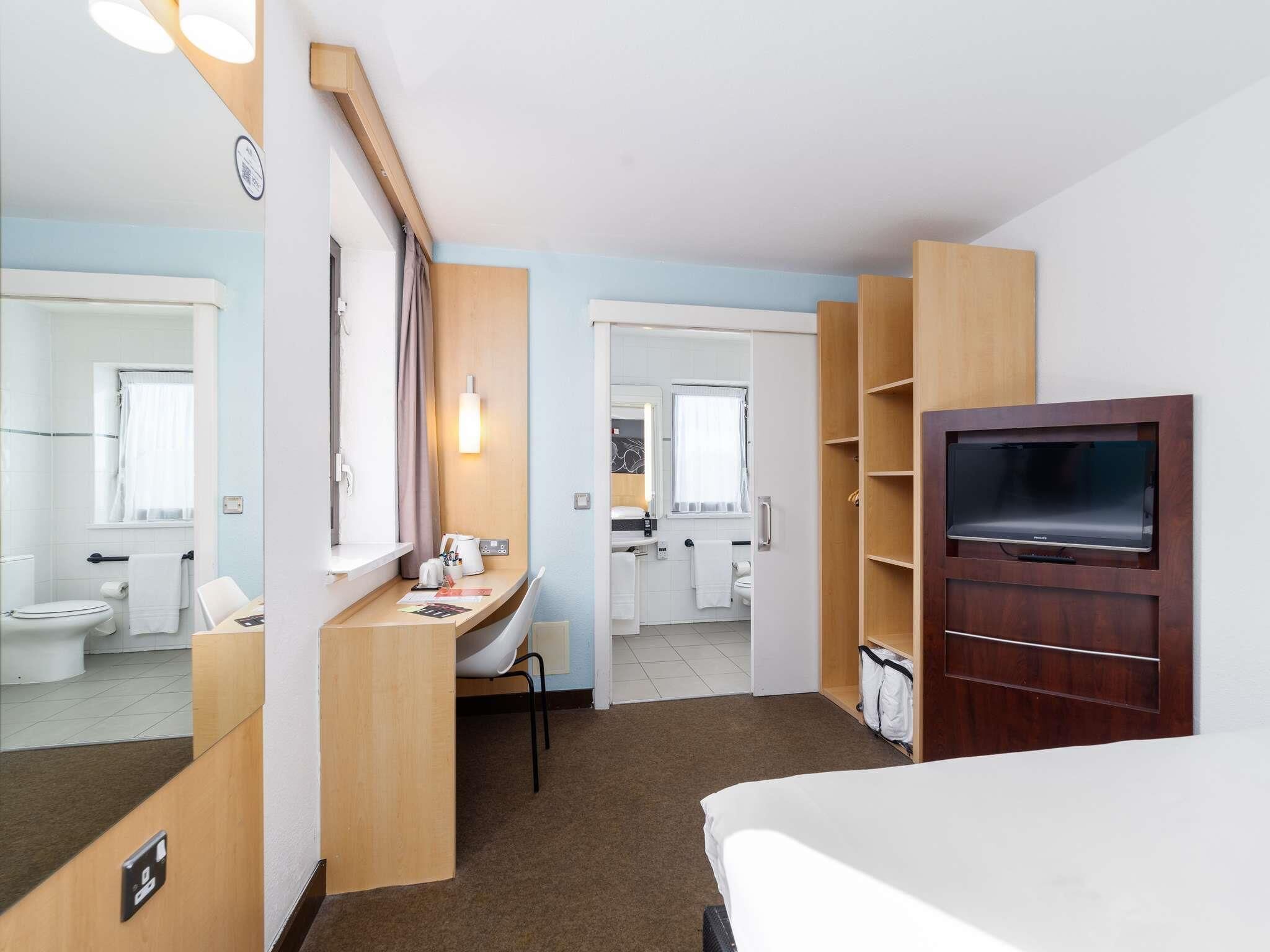Room, 1 Double Bed, Accessible | In-room safe, desk, iron/ironing board, free cribs/infant beds