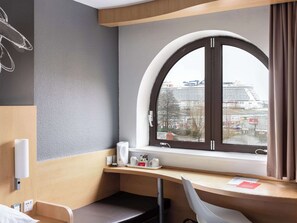 Standard Room with 1 Double Bed - Harbour view | 1 bedroom, in-room safe, desk, iron/ironing board