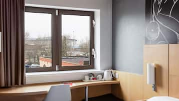 Standardzimmer, 2Â Einzelbetten, Hafenblick | Zimmersafe, Schreibtisch, BĂŒgeleisen/BĂŒgelbrett, kostenlose Babybetten