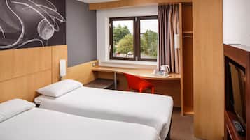 Twin kamer, 2 eenpersoonsbedden | Een kluis op de kamer, een bureau, een strijkplank/strijkijzer