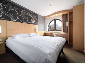 Standard Room with 1 Double Bed - Harbour view | 1 bedroom, in-room safe, desk, iron/ironing board