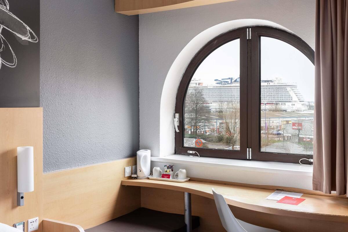 Standard Room with 1 Double Bed - Harbour view | 객 실 내 금고, 책상, 다리미/다리미판, 무료 유아용 침대
