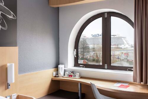 Standard Room with 1 Double Bed - Harbour view | In-room safe, desk, iron/ironing board, free cots/infant beds