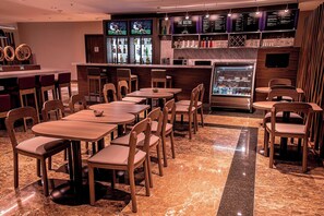 S'hi serveixen esmorzars, dinars, sopars i plats de cuina internacional 