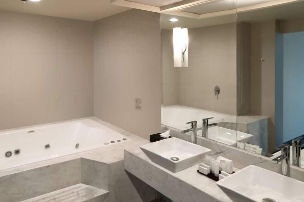 Bilik Mandi | Pancuran mandi, kelengkapan dandanan diri percuma, pengering rambut