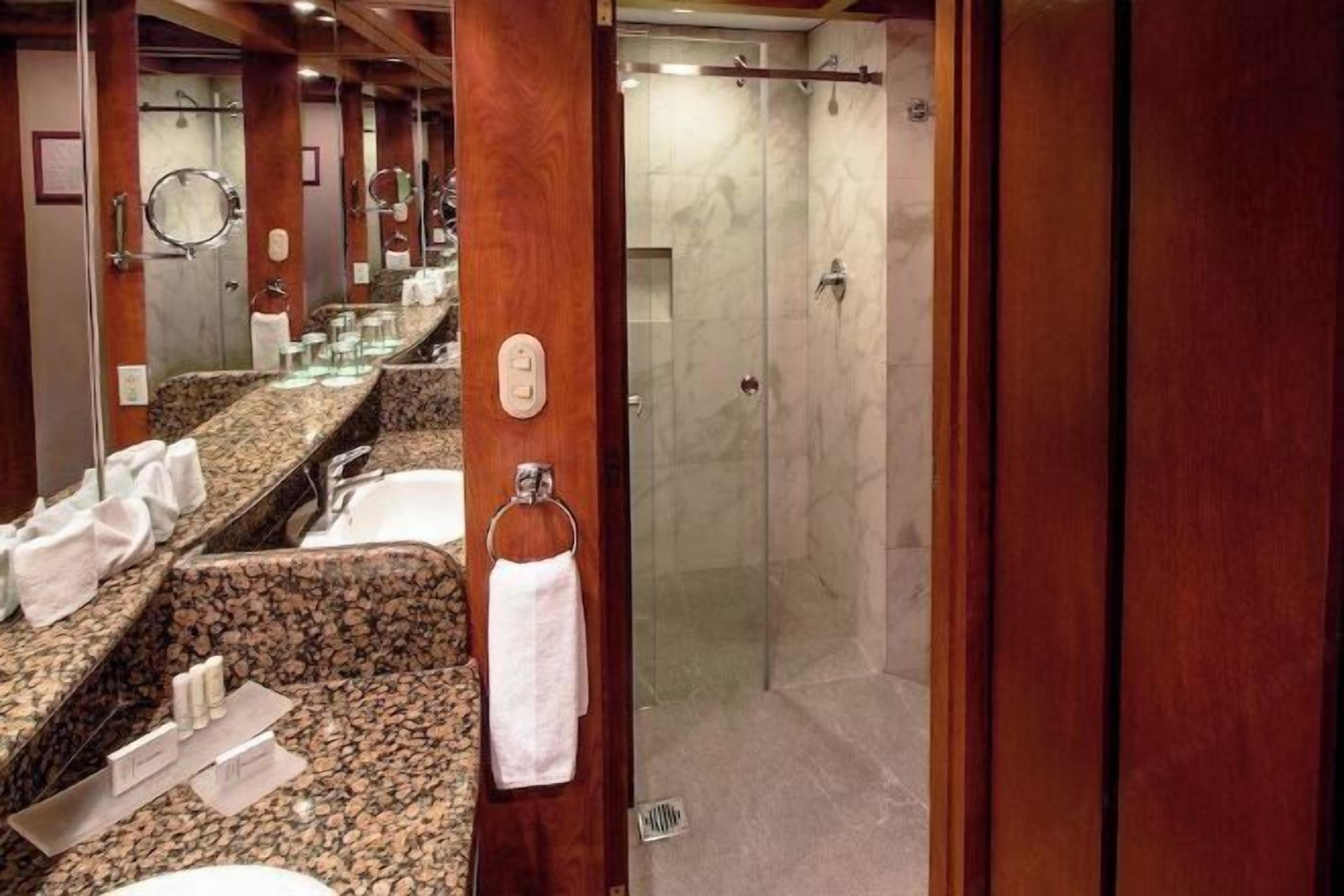 Phòng tắm | Buồng tắm vòi sen, đồ dùng nhà tắm miễn phí, máy sấy tóc, khăn tắm 