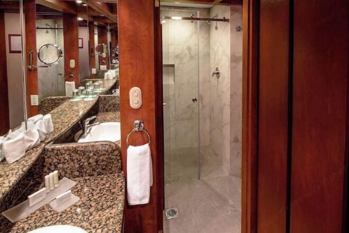 Badeværelse | Bruser, gratis toiletartikler, hårtørrer, håndklæder