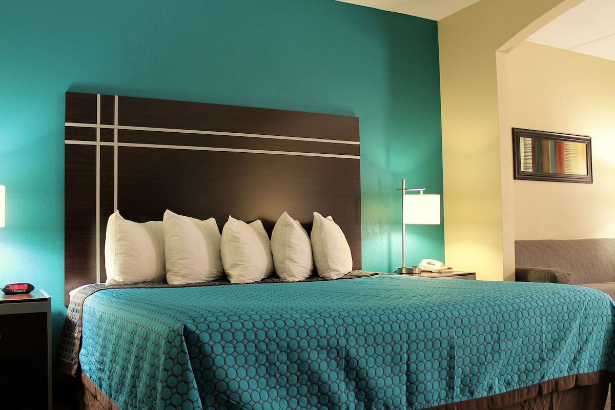 Standard Room, 1 King Bed, Accessible, Jetted Tub | Desk, laptop workspace, soundproofing, iron/ironing board