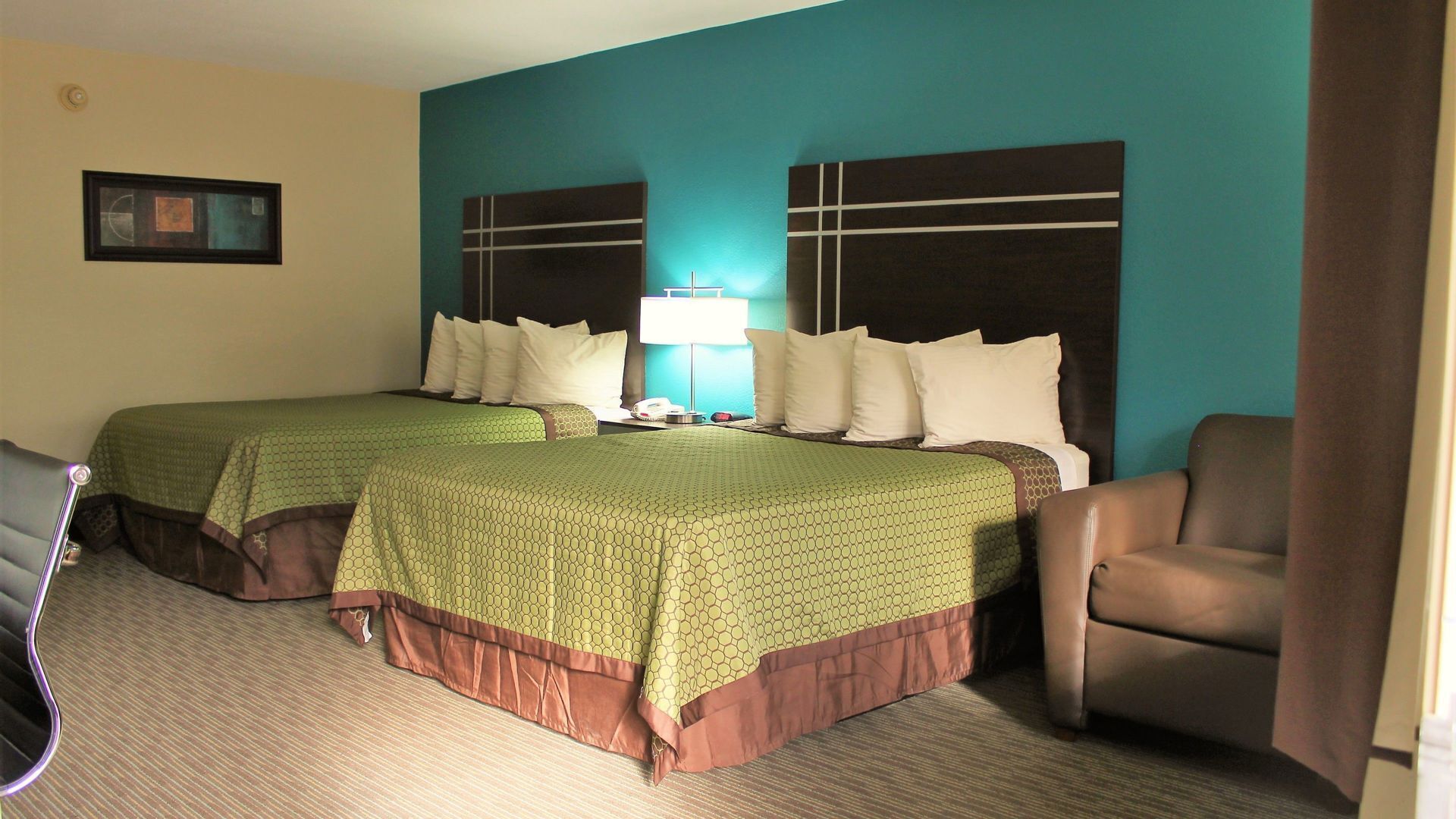 Skrivbord, arbetsyta för laptop, ljudisolering och strykjärn/strykbräda