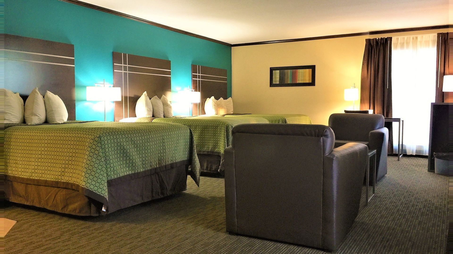 Skrivbord, arbetsyta för laptop, ljudisolering och strykjärn/strykbräda