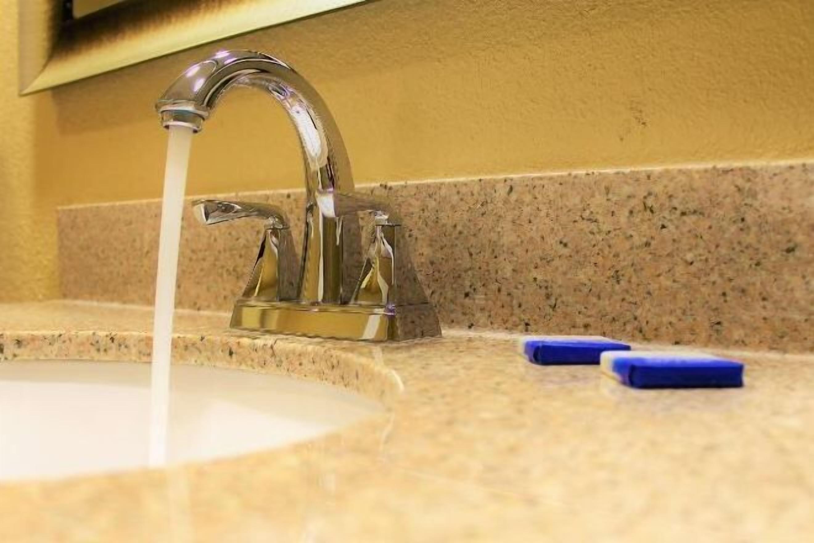 Bathroom | Combined shower/tub, eco-friendly toiletries, hair dryer, towels