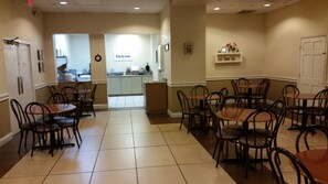 Petit déjeuner, déjeuner et dîner servis sur place