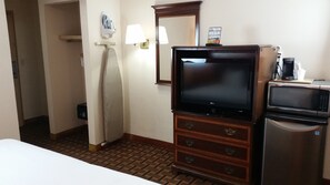 Caja de seguridad en la habitación y tabla de planchar con plancha