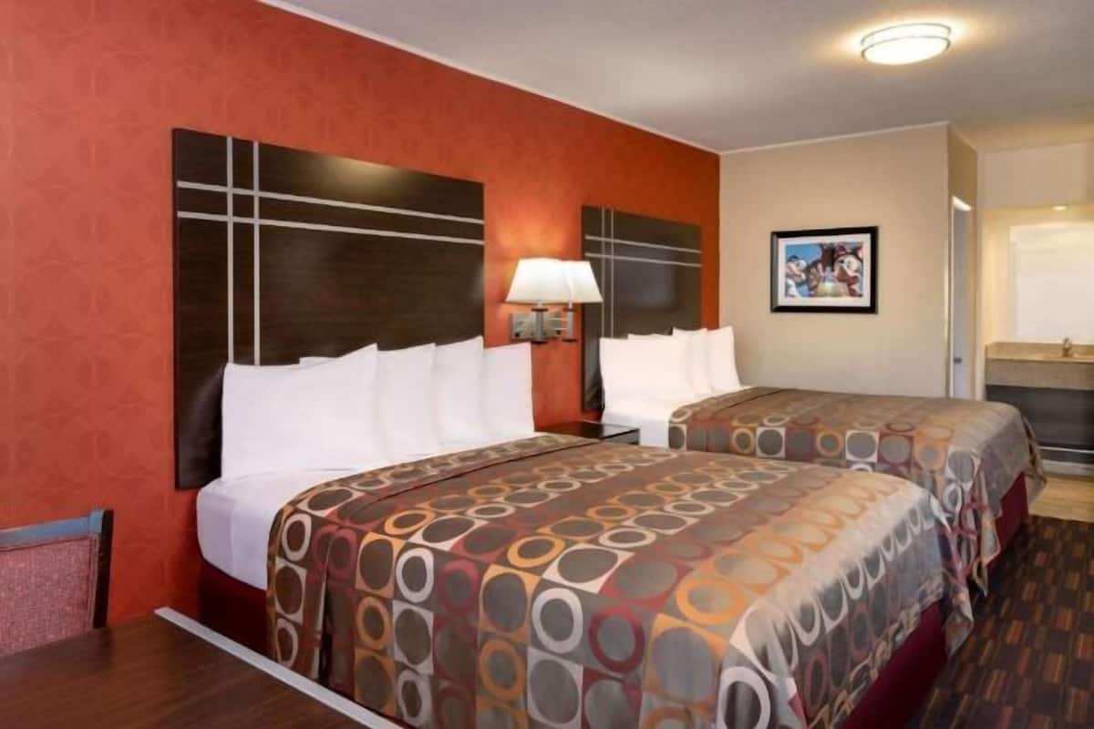 Cortinas opacas, tabla de planchar con plancha, cunas gratuitas