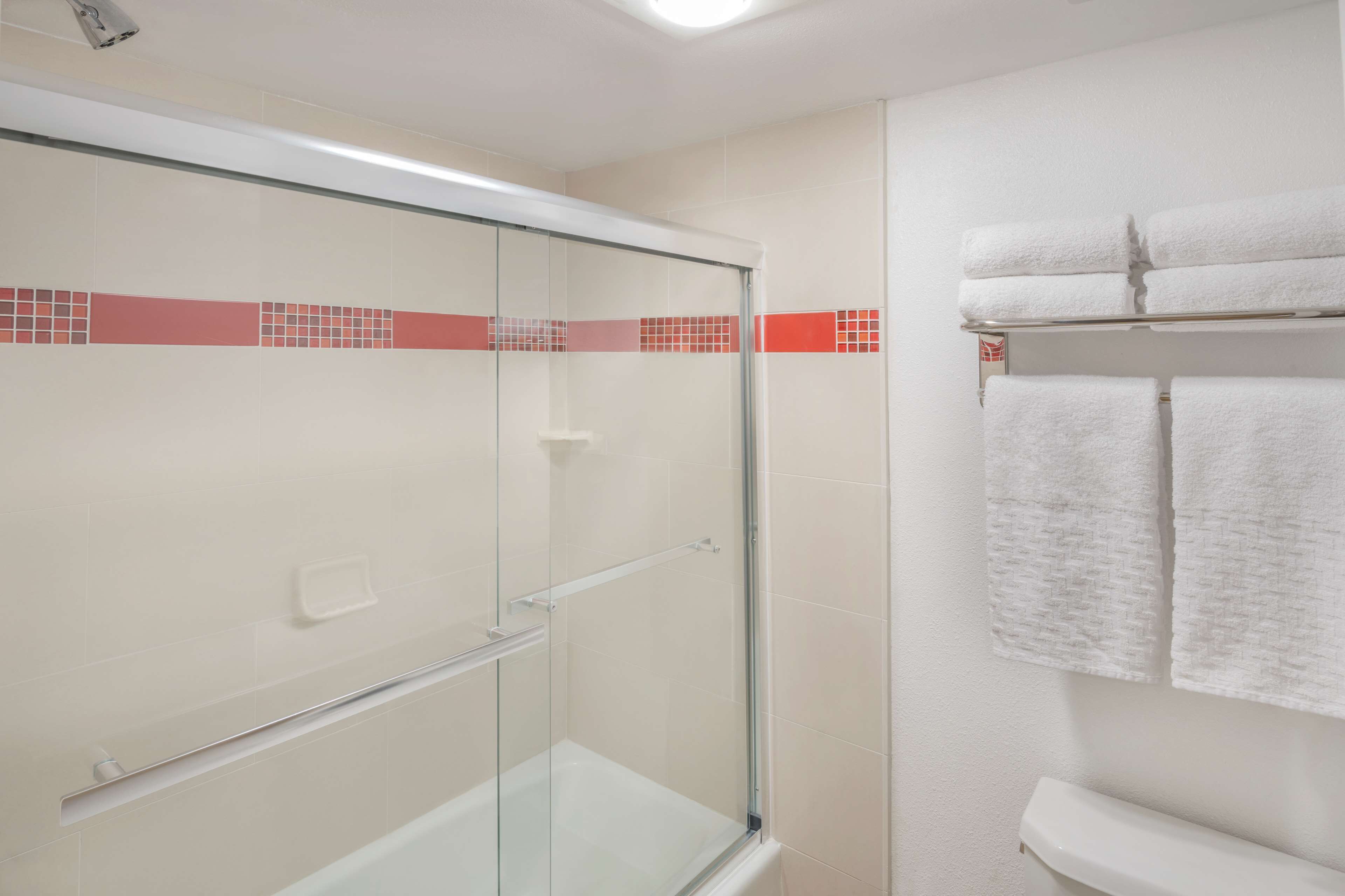 combined shower/bathtub, eco-friendly toiletries, hair dryer, towels